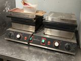 deux fours à pizza posés sur une table dans une cuisine