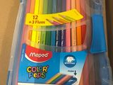 une boîte de crayons de couleur posée sur une table