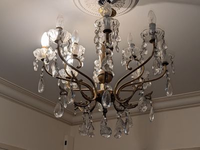 un lustre suspendu au plafond d'une pièce