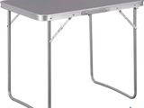 un gros plan d'une table sur fond blanc