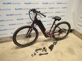 un vélo posé par terre près d'un mur