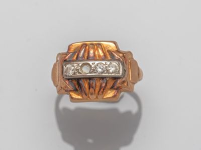 une bague en or et diamants