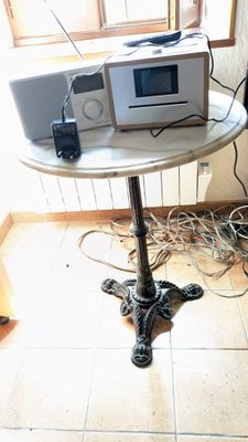 une petite table sur laquelle est posé un micro-ondes
