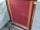 une table recouverte d'une nappe rouge, à côté d'un lit
