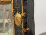 un gros plan sur la poignée d'une porte en bois