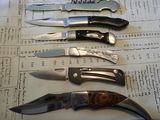 plusieurs types de couteaux sont alignés sur une table