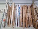 plusieurs pièces de bois sont empilées dans un entrepôt
