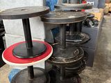 plusieurs tables et tabourets entreposés dans un entrepôt