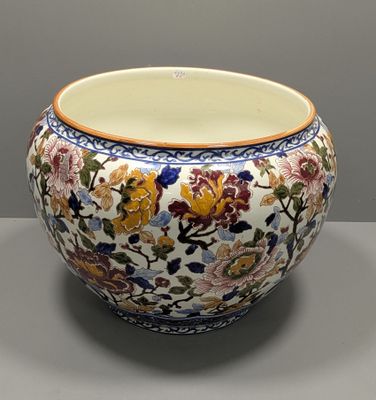 un vase orné d'un motif floral, posé sur une table
