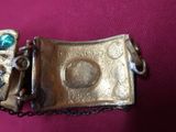 un bracelet en argent serti d'une pierre bleue