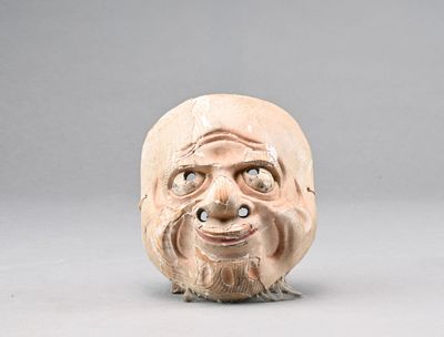 une image représentant un masque en argile sur lequel est représenté un visage