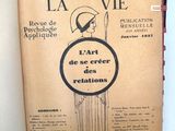 un livre sur lequel figure la photo d'une femme tenant un couteau et une fourchette