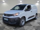 la camionnette blanche est garée sur le sol en damier d'une pièce