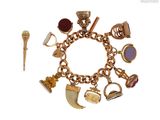 un bracelet en or orné de plusieurs breloques