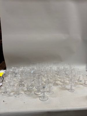 une table sur laquelle sont posés plusieurs verres à vin vides