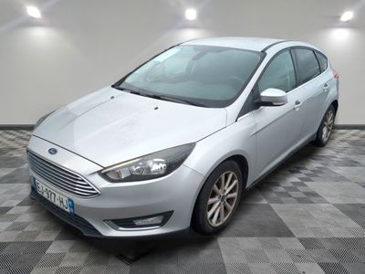 la voiture argentée est garée sur un sol en damier dans le garage