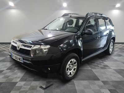 la photo d'une voiture noire garée dans un garage