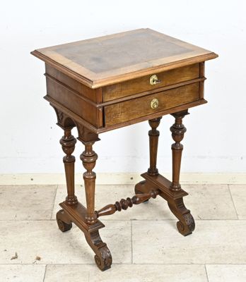 une vieille table en bois surmontée d'un tiroir