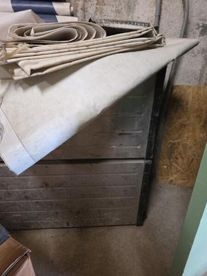 une pile de papiers posée sur une caisse en bois
