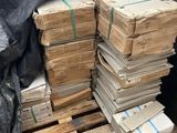 une pile de livres posée sur une palette