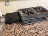 une plaque de cuisson noire posée sur un plan de travail en granit