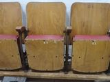 quatre chaises en bois posées sur une palette dans une pièce