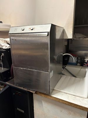 lave-vaisselle en acier inoxydable posé sur un plan de travail dans une cuisine