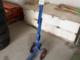 un scooter bleu qui est garé dans un garage