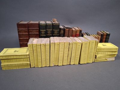 plusieurs livres sont empilés sur une table
