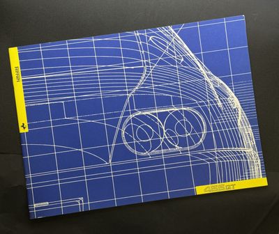 un livre bleu sur lequel est dessiné un véhicule