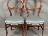 paire de chaises anciennes en noyer avec des coussins rembourrés bleus