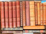 plusieurs livres empilés les uns sur les autres