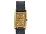 une montre-bracelet plaquée or avec bracelet en cuir noir