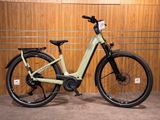 un vélo garé dans un garage