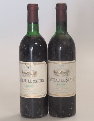 deux bouteilles de vin posées l'une à côté de l'autre sur une table
