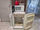 un petit réfrigérateur surmonté d'un micro-ondes