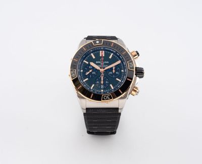 gros plan d'une montre sur une surface blanche