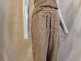 une photo d'un mannequin portant une robe marron, posé sur un support de mannequin