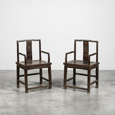 paire de chaises chinoises anciennes avec accoudoirs et dossiers en bois