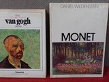 deux livres posés sur une table rouge