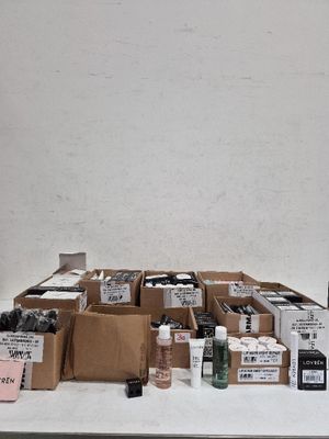 une table sur laquelle sont posées de nombreuses boîtes et bouteilles
