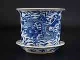 une tasse bleue et blanche avec une soucoupe posée sur une soucoupe