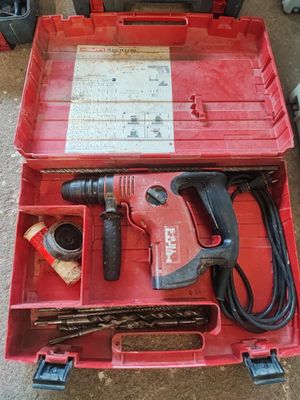 une boîte à outils rouge avec des outils sur le sol