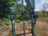une machine verte qui est garée dans l'herbe