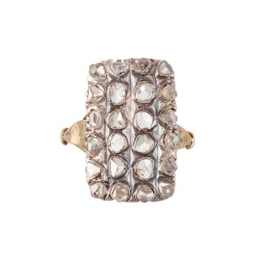 gros plan d'une bague en diamant sur fond blanc