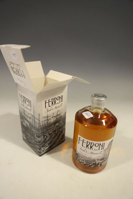 une bouteille de Ferroli à côté d'un carton de vin