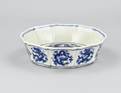 un bol bleu et blanc orné d'un motif floral