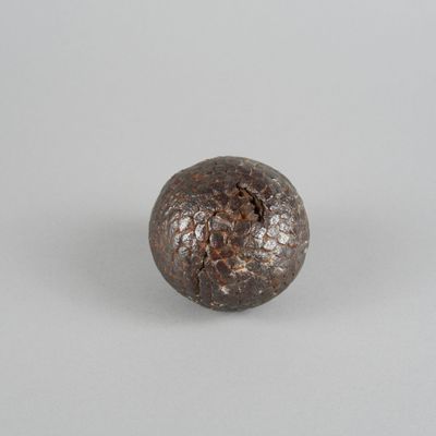 gros plan d'un objet métallique sur une surface blanche