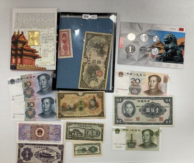 une photo d'une collection de billets de banque asiatiques accrochée au mur