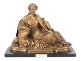 statue en bronze représentant une femme avec un enfant, posée sur un socle en marbre